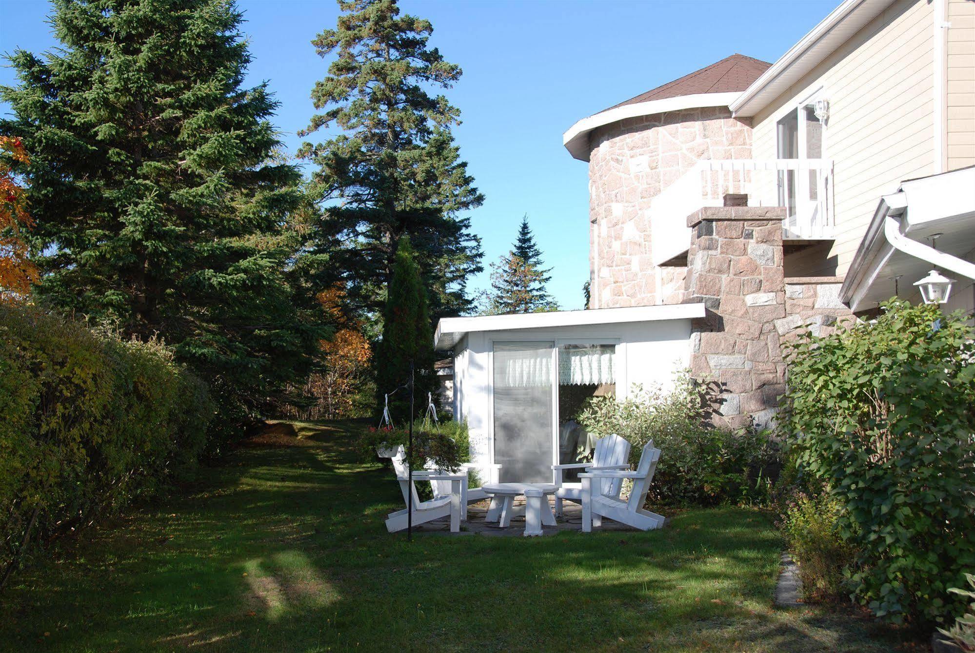 Inn La Rosepierre Bistro Henri